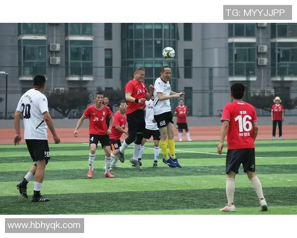 退役足球明星齐聚一堂共庆友谊赛展现激情与风采